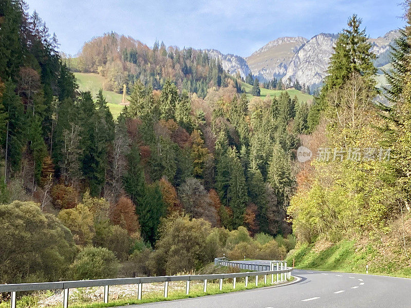 瑞士伯尔尼州- Diemtigen -街道和森林在山上的秋天